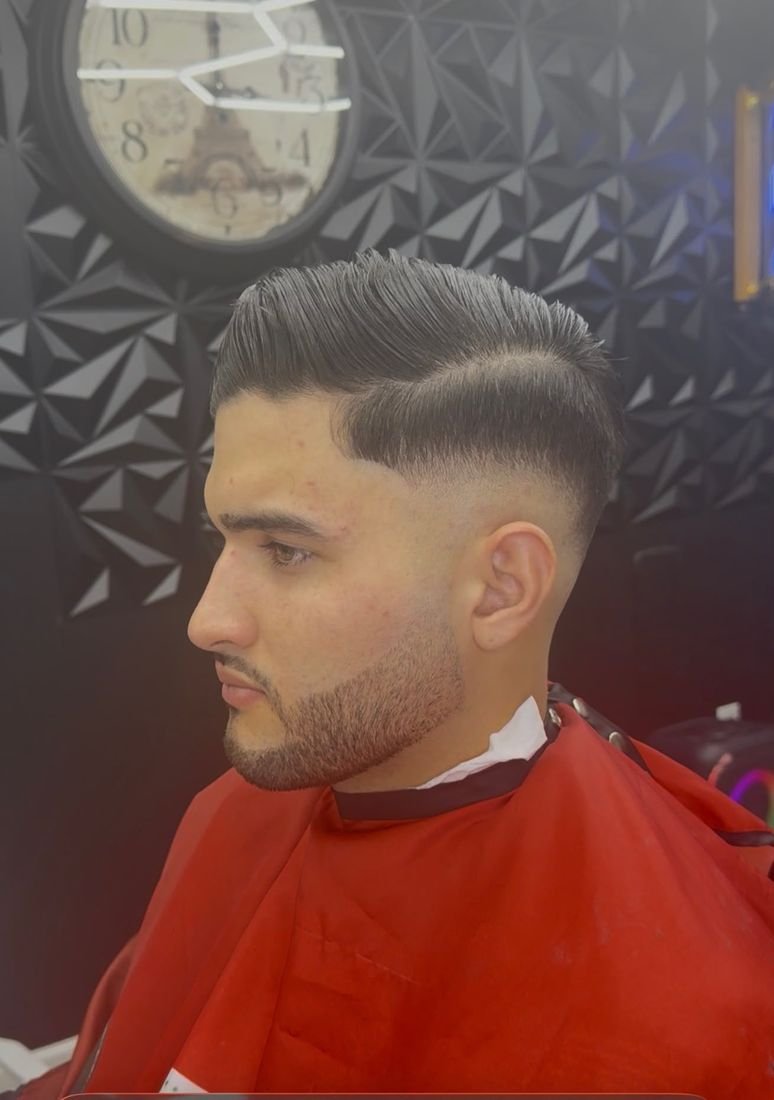 Fade clásico con peinado hacia atrás, trabajo de Mauro