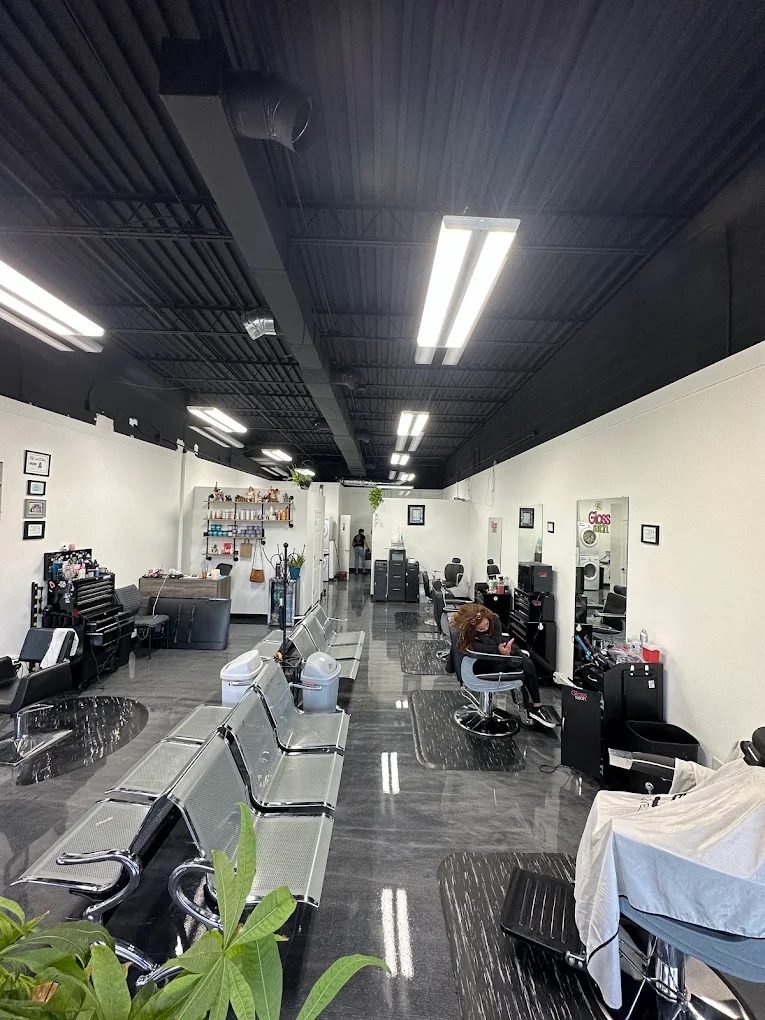 Interior de Gloss Salon en Kernersville: sillas, espejos y piso brillante